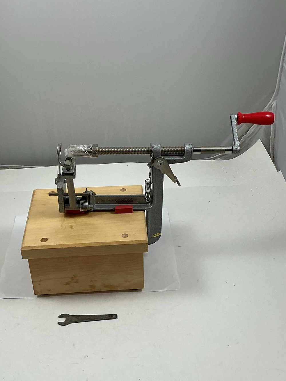 Pampered Chef Apple Peeler Corer Slicer 2430 With Stand 2435 Never Used